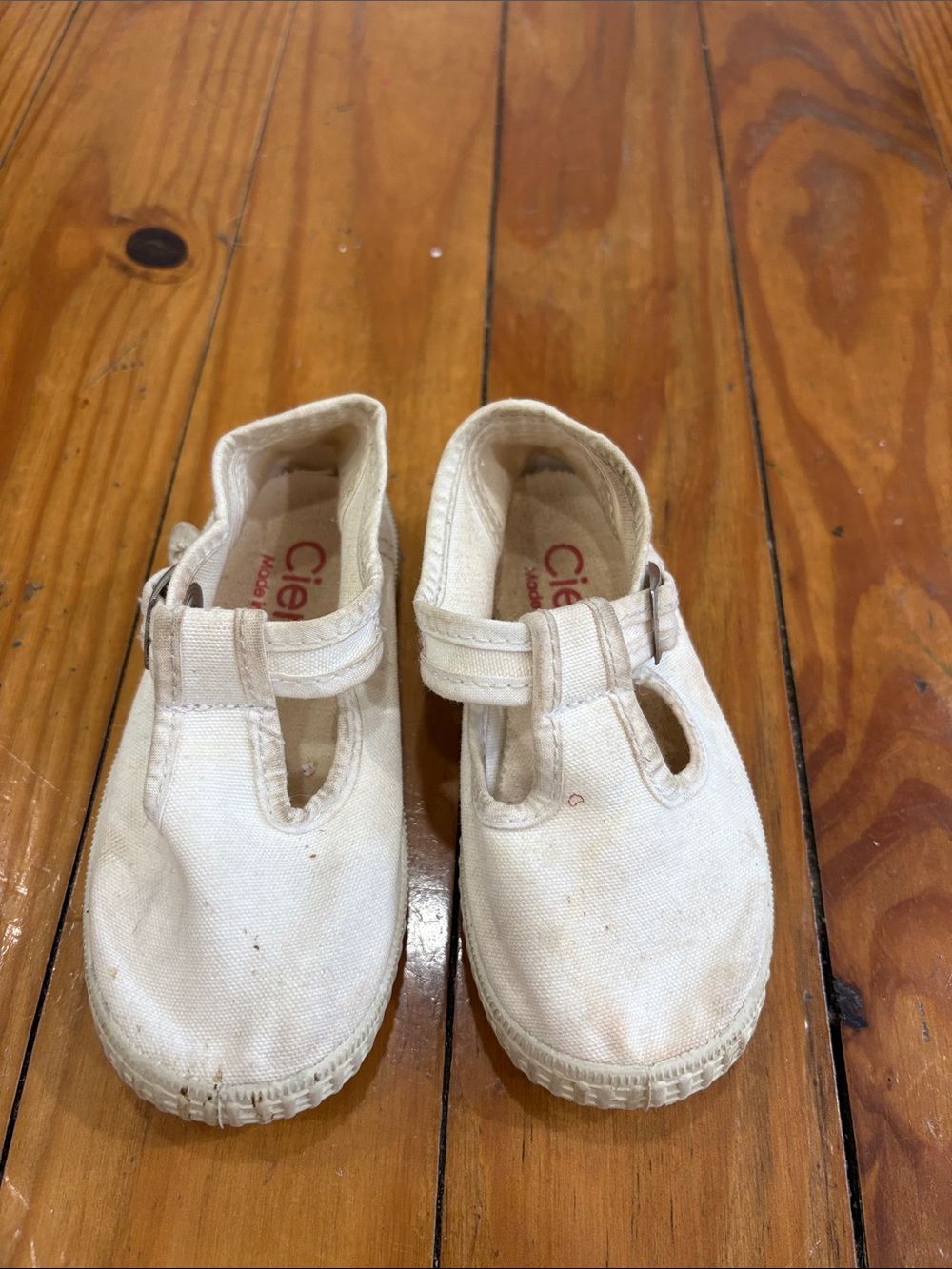Cienta Kids Canvas T-Strap Shoes in Off-White